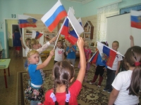Детский парад под песню «Российский флаг»