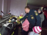 Детям показывают костюмы пожарных